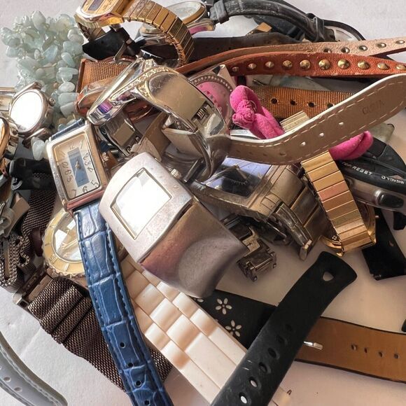 2 POUNDS‎ Broken / Damaged WATCHES Lot / Repair Parts / Junk / Pre-Owned Watches - Picture 6 of 7